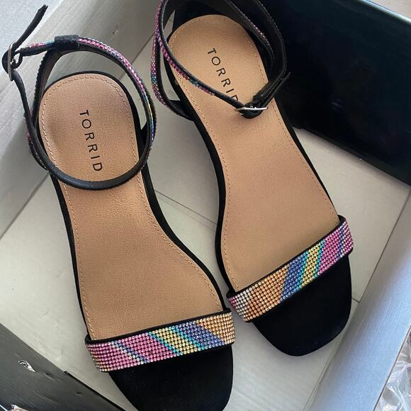 Torrid NWT Embellished Kitten Heel Faux Suede Black (WW) Size 6 Rainbow - Picture 6 of 7